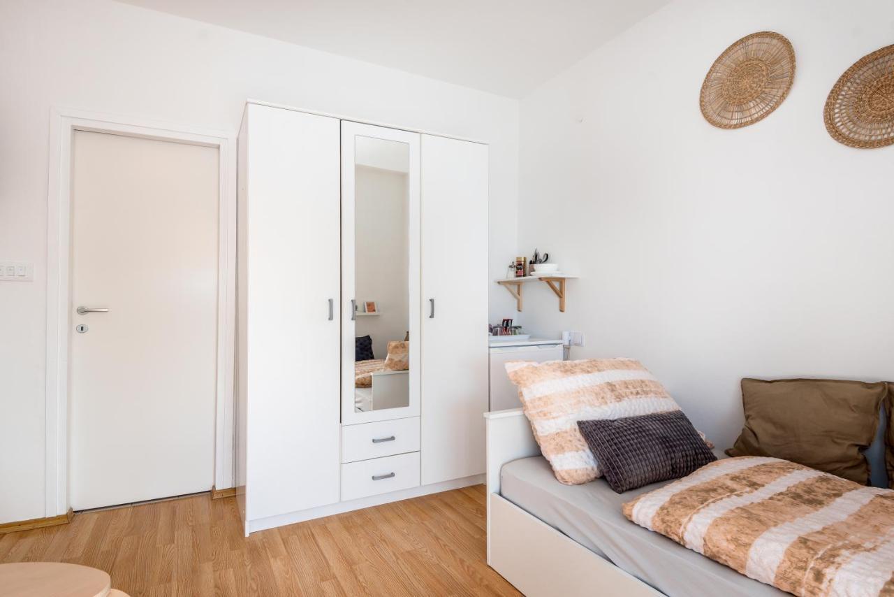 Apartment And Rooms Dalmatiko Водице Екстериор снимка