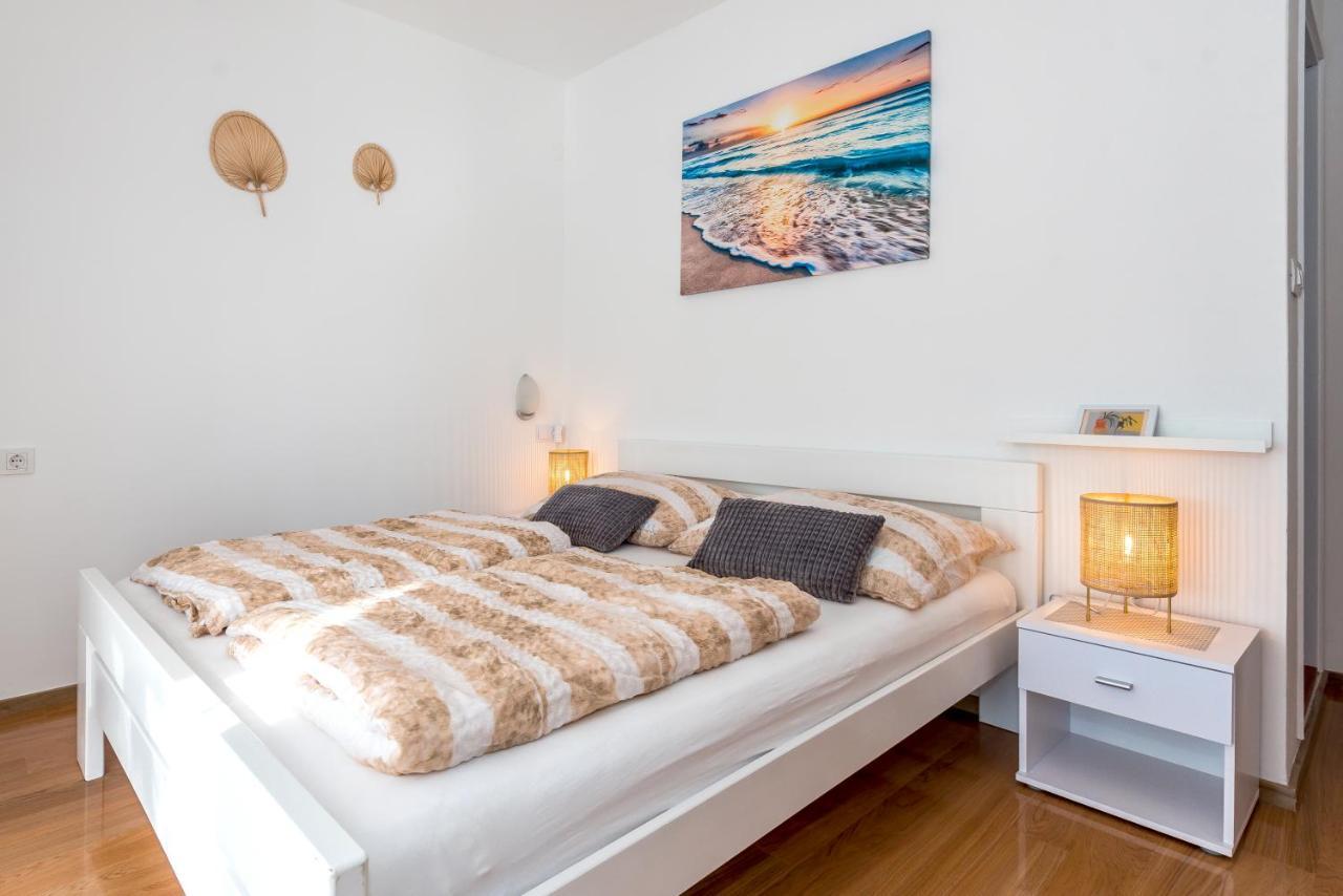 Apartment And Rooms Dalmatiko Водице Екстериор снимка