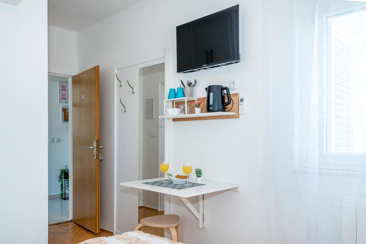 Apartment And Rooms Dalmatiko Водице Екстериор снимка